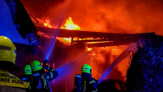 Feuerwehrleute löschen in der Silvesternacht ein brennendes Wohnhaus in Hude. © NonstopNews 