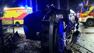 Ein Auto nach einem Unfall in Hude © NonstopNews 