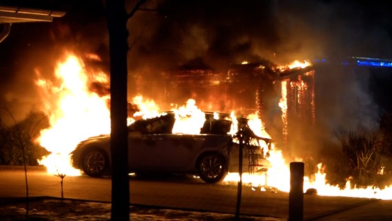 Ein Auto und ein Gartenhaus stehen in Flammen. © NonstopNews 