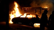 Ein Auto und ein Gartenhaus stehen in Flammen. © NonstopNews 