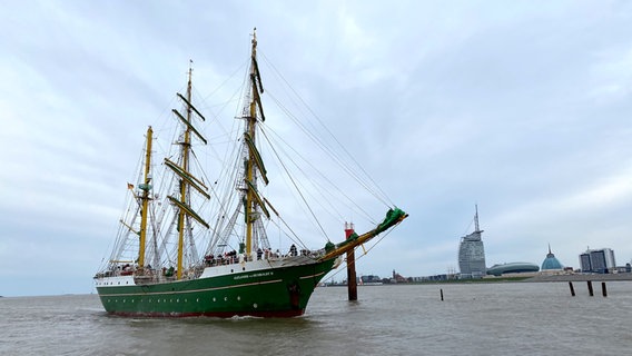 Das Segelschulschiff "Alexander von Humboldt II" ist am Ostermontag in seinen Heimathafen Bremerhaven zurückgekehrt. © NDR Foto: Peter Becker