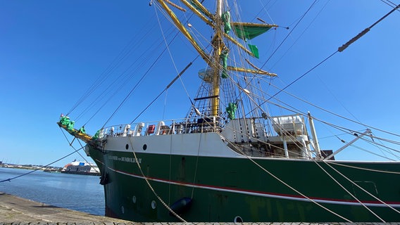 Das Schiff Alexander von Humboldt II hat einen Schaden am Mast. © NDR Foto: Christian Läßig