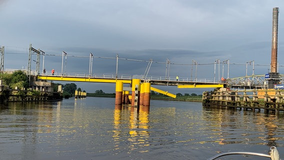 Nach einem Unfall ist eine Brücke über die Hunte beschädigt. © NDR Foto: Ernst Kirstein