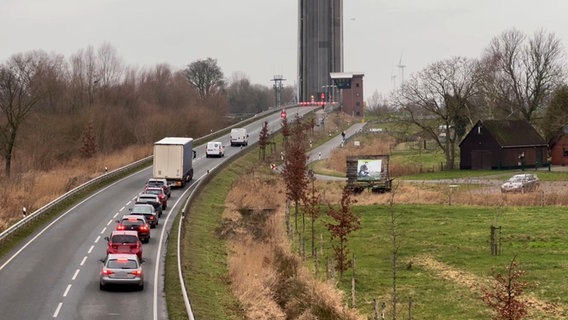 Autos stauen sich vor der hochgefahrenen Huntebrücke. © NonstopNews 