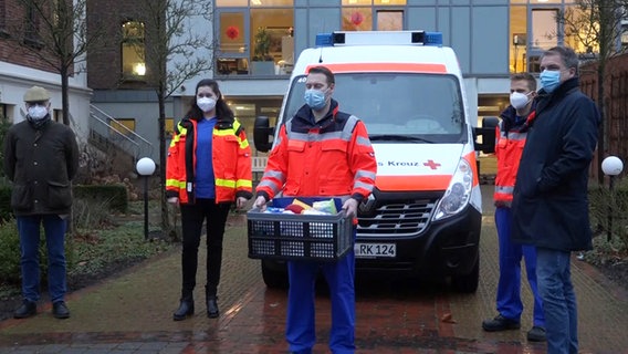 Employees of the mobile vaccination team stand with the Lord Mayor of Oldenburg in front of a nursing home.  © Nord-West-Media TV 