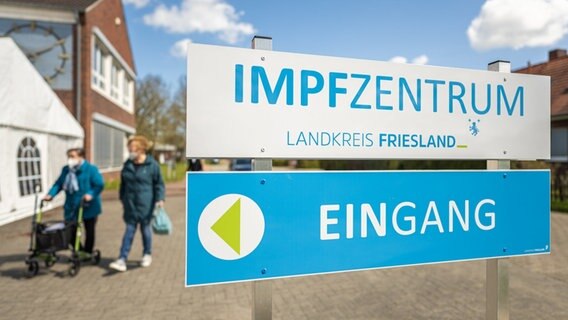 Zwei ältere Damen gehen vor dem Impfzentrum Landkreis Friesland entlang. © dpa-Bildfunk Foto: Mohssen Assanimoghaddam