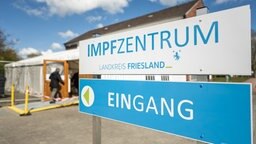 Eine ältere Dame betritt das Impfzentrum Landkreis Friesland.