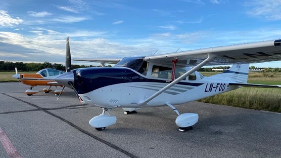 Zwei Leichtflugzeuge stehen auf einem Flugplatz. Das vordere Flugzeug ist vom Typen Cessna 206. © Scandinavian Seaplanes 