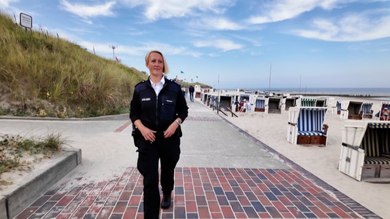 Eine Polizistin auf Streife am Strand von Wangerooge. © NDR 