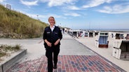 Eine Polizistin auf Streife am Strand von Wangerooge. © NDR 