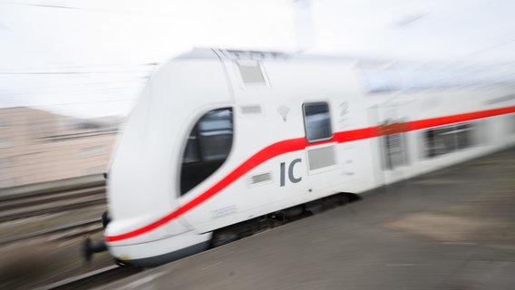 Ein Intercity, mit Bewegungsunschärfe fotografiert, fährt an einem Bahnsteig entlang. © picture alliance/dpa | Julian Stratenschulte Foto:  Julian Stratenschulte