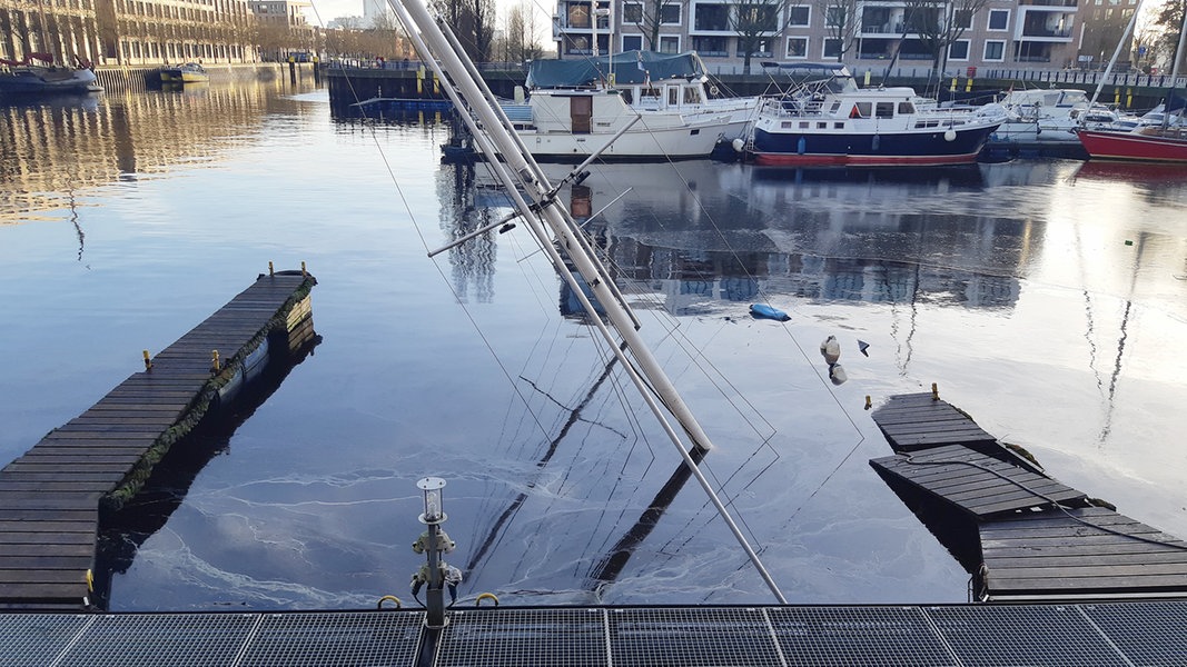 Im Hafen von Oldenburg sieht man die Masten einer untergegangenen Jacht
