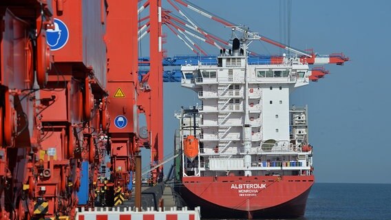 Ein Schiff wird in Wilhelmshaven am JadeWeserPort entladen. © dpa - Bildfunk Foto: Carmen Jaspersen