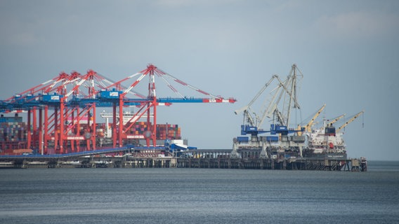 Das Bild zeigt den JadeWeserPort in Wilhelmshaven. © Eibner Pressefotos Foto: Fabian Steffens