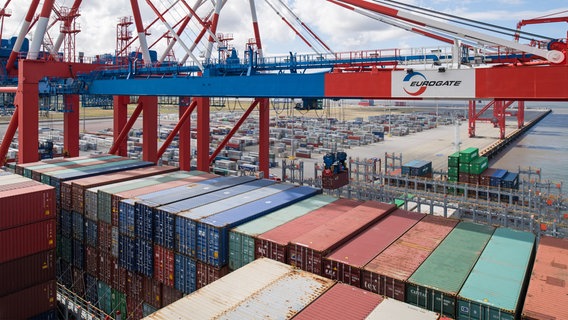 Container werden im JadeWeserPort in Wilhelmshaven verladen. © picture alliance / dpa Foto: Ingo Wagner