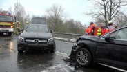Rettungskräfte bei einem Autounfall nahe Jever © Nord-West-Media TV 