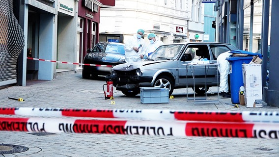 Ein Auto steht nach einem Einbruch neben einem Juwelier in der Oldenburger Innenstadt. © TV7 News 