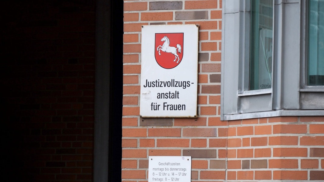 Ein Schild mit der Aufschrift «Justizvollzugsanstalt für Frauen» ist am Eingang zur Justizvollzugsanstalt Vechta zu sehen.