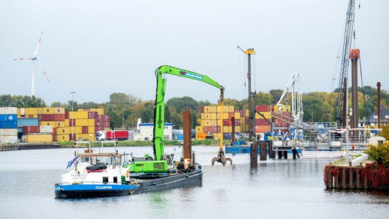 Übersicht über die Hafenanlagen im Kalihafen, ein Areal im Industriehafen von Bremen. © dpa Foto: Sina Schuldt