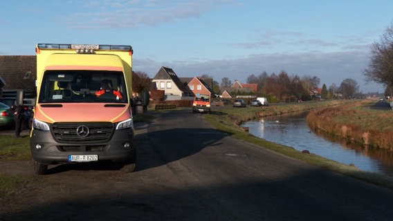 Ein Mann wurde in Südbrookmerland-Moordorf tot aus einem Kanal geborgen. © NonstopNews 