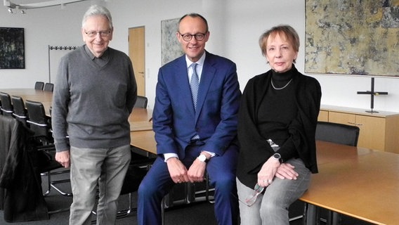 Josef Albert Slominski und Gabriele Richter posieren mit Friedrich Merz. © slomifoto Foto: Albert Slominski