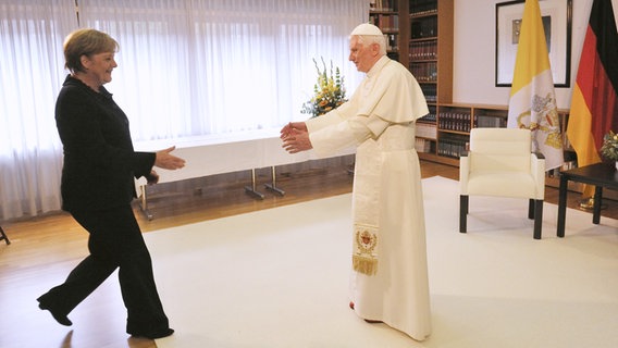 Angela Merkel gibt Papst Benedikt XVI. die Hand. © slomifoto Foto: Albert Slominski