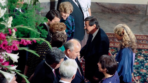 Ein Foto zeigt Michail Gorbatschow und Günter Grass. © slomifoto Foto: Albert Slominski