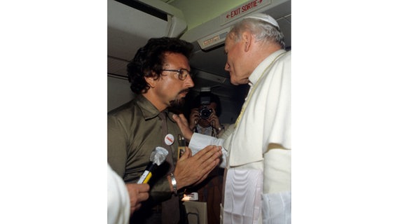 Albert Slominski und Papst Johannes Paul II. unterhalten sich. © slomifoto Foto: Albert Slominski