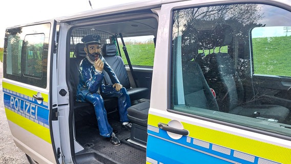 Die gestohlenen Kapitänsstatue in Cuxhaven in einem Polizeiwagen © Polizeiinspektion Cuxhaven 