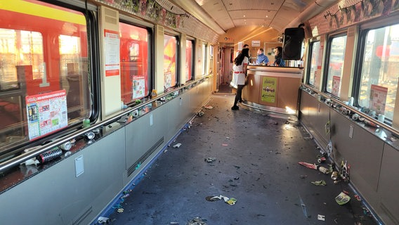 "Pappnasenexpress von Hamburg nach Köln": Der Waggon ist am Endpunkt Köln fast menschenleer, aber voll mit Müll. © NDR Foto: Britta Nareyka