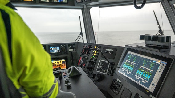 Die Brücke eines Elektro-Katamaran. © NDR Foto: Peter Becker