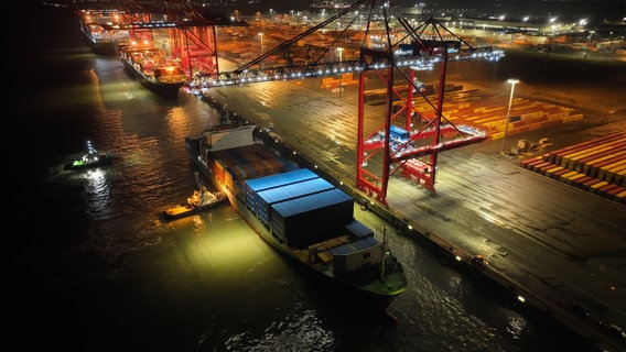 Die Kawa Ningbo liegt in einem Hafen. © JadeWeserPort / Björn Lübbe Foto: Björn Lübbe