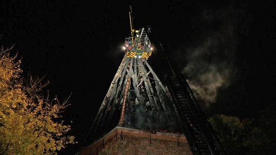 Die Feuerwehr löscht einen Kirchturm in Bremerhaven. © NonstopNews 