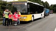 Rettungskräfte nach einem Unfall mit einem Lkw und einem Schulbus in Kirchweyhe © Nord-West-Media TV 