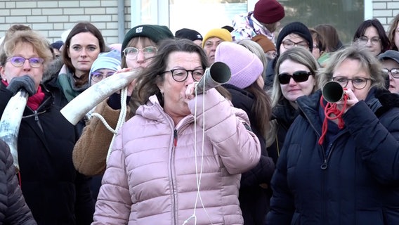 Bei einer Demo für "Klaasohm" blasen Frauen in Kuhhörner. © NonstopNews 