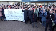 Frauen nehmen auf Borkum an einer Demonstration für "Klaasohm" teil. © NonstopNews 