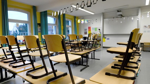 In a classroom, all the chairs are placed on the desks.  © picture alliance / Caroline Seidel / dpa Photo: Caroline Seidel