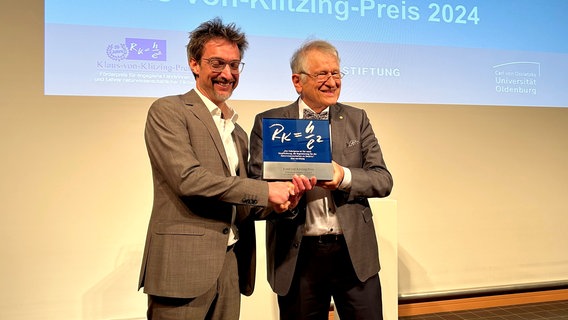 Stephan Baur erhält den Klaus-von-Klitzing-Preis. © NDR Foto: Olaf Kretschmer