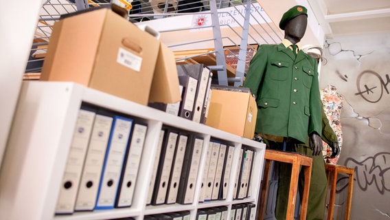 Zahlreiche Requisiten der deutschen Kriminalfilmreihe "Ostfriesenkrimis" und historische Uniformen der niedersächsischen Polizei stehen im Ostfriesischen Krimimuseum. © dpa Foto: Hauke-Christian Dittrich