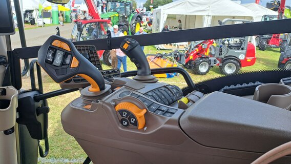 Die Fahrerkabine eines Traktors bei der Messe LandTageNord in Wüsting bei Oldenburg © NDR Foto: Birgit Stamerjohanns