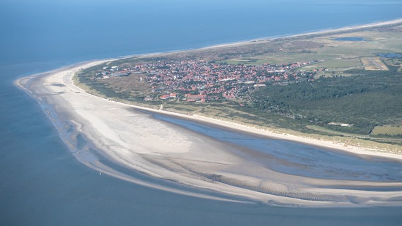 Die ostfriesische Insel Langeoog aus der Luftperspektive. © picture alliance/dpa Foto: Sina Schuldt