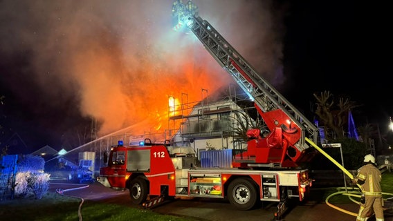 Die Feuerwehr löscht ein brennendes Gebäude auf Langeoog. © NonstopNews 