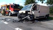 Ein beschädigter Transporter steht nach einem Unfall an einer Straße in Lastrup. © Nord-West-Media TV 