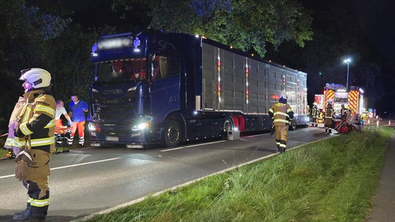 Rettungskräfte nach einem tödlichen E-Bike-Unfall in Lastrup © Nord-West-Media TV/dpa 