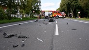 Rettungskräfte stehen an einer Unfallstelle. © Nord-West-Media TV 