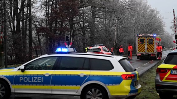 Einsatzfahrzeuge des Rettungsdienstes und der Polizei stehen an einem Bahnübergang in Leer. © TeleNewsNetwork 