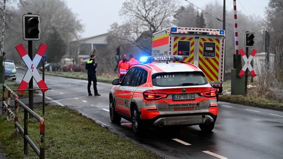 Einsatzfahrzeuge des Rettungsdienstes und der Polizei stehen an einem Bahnübergang in Leer. © TeleNewsNetwork 