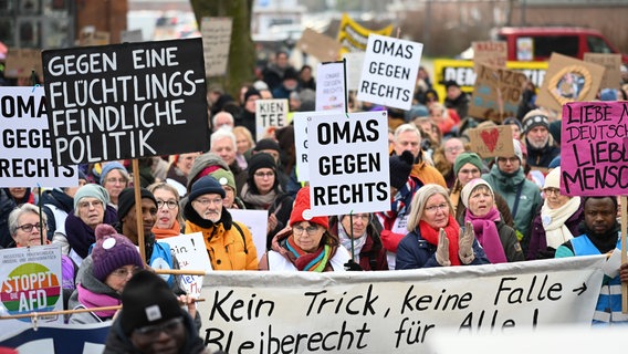 Leer: Teilnehmer haben sich bei der Demonstration gegen Rechtsextremismus und für Demokratie zur Kundgebung auf dem Liesel-Aussen-Platz versammelt. © dpa-Bildfunk Foto: Lars Penning