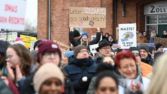 Leer: Eine Teilnehmerin der Kundgebung hält auf dem Liesel-Aussen-Platz ein Plakat mit der Aufschrift "Lieber solidarisch als solide arisch" bei der Demonstration gegen Rechtsextremismus und für Demokratie. © dpa-Bildfunk Foto: Lars Penning