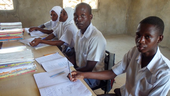 Schüler und Schülerinnen am Neuen Gymnasium Mombasa © Lehrerinnen und Lehrer ohne Grenzen 